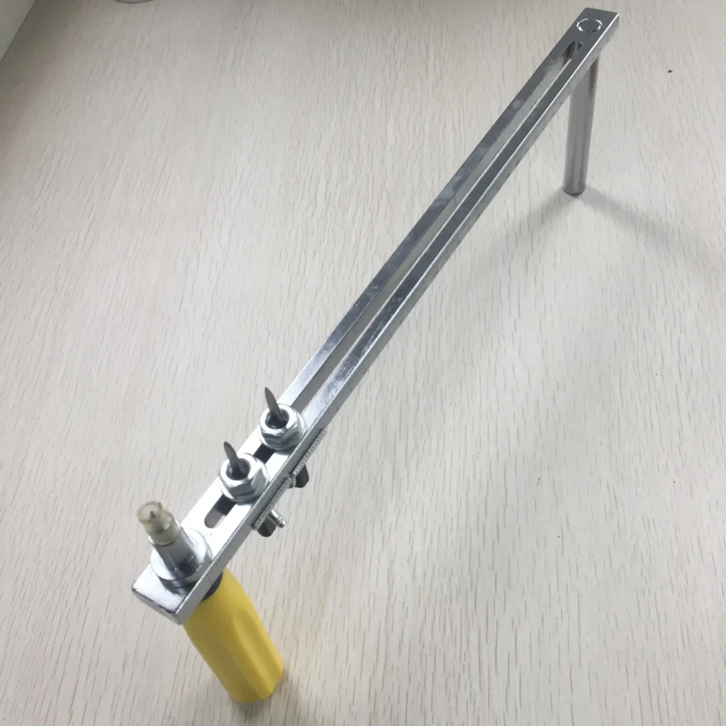 Manual circular gasket cutting tool